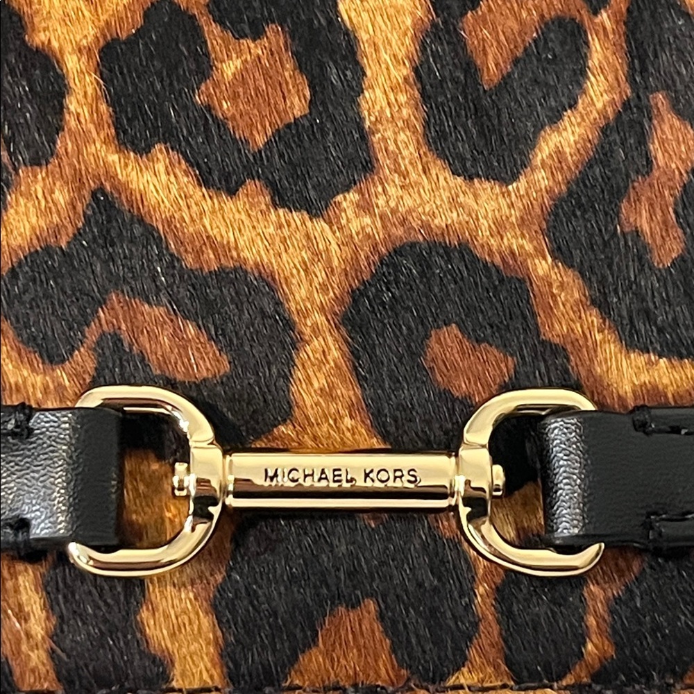 🔥 Michael Kors Leopard Print Crossbody Bag with Black Trim and Gold Hardware - Picture 10 of 10